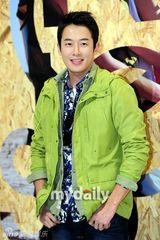 组图：郑允浩郑宇金智媛等为时尚活动站台