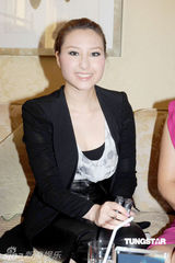 组图：赌王爱女何超云出席活动 对与周柏豪传闻不屑 