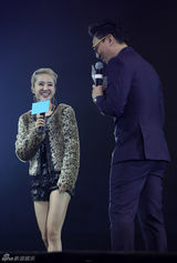 组图：蔡依林爆乳装性感捞金 紧身皮裤秀美腿