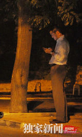 组图：李亚鹏王菲夫妇用餐会友 打扮时尚抢眼