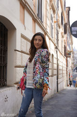 组图：周庭伊欧洲时尚街拍 漫步午后尽享慵懒时光