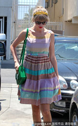 组图：泰勒-斯威夫特彩虹裙出街 红唇美肌玩转撞色