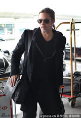 组图：布拉德-皮特酷帅亮相慷慨派签名