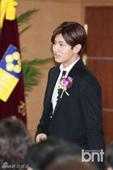 组图：东方神起昌珉出席纳税活动正装帅气