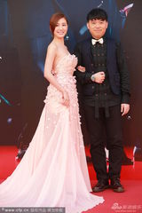 组图：蒋家旻拖地裙秀美背与导演叶念琛同现身