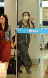 组图：王菲带女儿李嫣回京 新发型满头小辫