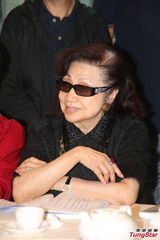 组图：白雪仙梅雪诗纪念任剑辉 贵气珠宝环身