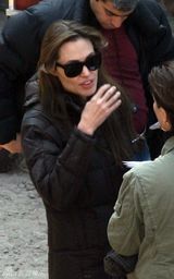 组图：朱莉匈牙利拍导演处女作 皮特随行献吻秀恩爱