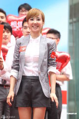 组图：蔡依林穿OL装大派自制蛋糕 扎马尾甜美亲和