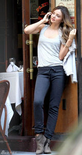 组图：超模米兰达-可儿服饰写真凸点上阵