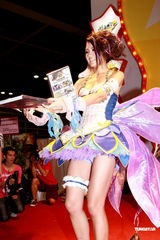 幻灯图：周秀娜演性感女娲 违规强入会展不惧封杀 