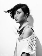 组图：李欣汝黑白格调写真曝光 文艺范儿十足