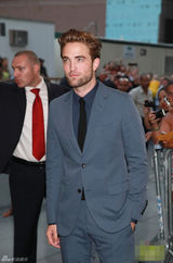 组图：罗伯特-帕丁森偷情门后首亮相面带微笑