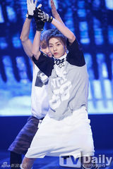 组图：EXO《MCD》华丽演出 2NE1回归登台