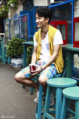 组图：黄轩街拍大片出炉 炫彩混搭感受缤纷夏日