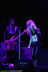 组图：艾薇儿南京开唱活力足 头戴牛角可爱激萌