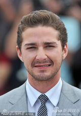 幻灯：《华尔街2》见面会 影帝道格拉斯神采奕奕