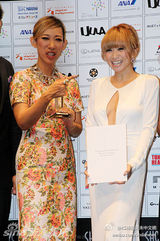 组图：幸田来未MV获奖 真空深v礼服美乳侧漏