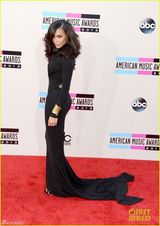 组图：娜雅长裙似美人鱼 中门大开露美乳