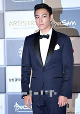 组图：釜山电影节开幕 TOP西装配小领结显帅气