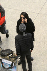 独家：戚薇和男友李承铉回京 黑超遮面气质冷艳