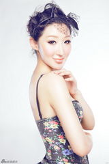 组图：李依馨拍黑白天鹅写真 俏皮装扮不失性感