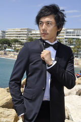 组图：秦昊戛纳海边写真 帅气逼人显型男本色