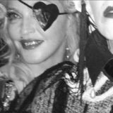 组图：55岁麦当娜携男友庆生 穿着豪放姿势撩人