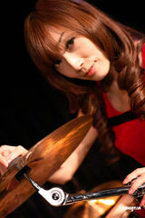 组图：西田惠里奈性感红裙拜年 安慰导演魏德圣