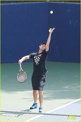 组图：“生活大爆炸”卡蕾-措科交新男友 甜蜜外出打网球