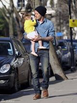 组图：小贝抱爱女逛街 小七手指镜头萌样可爱