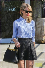 组图：斯威夫特与妈妈逛街 变身学院风清纯妹子