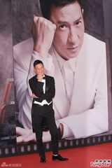 组图：张家辉黑燕尾服现身红毯 复古帅气