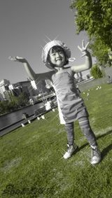 组图：吴尊女儿正面照首曝光 父女俩亲似兄妹