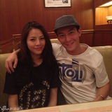 组图：陈冠希女友疑为新品宣传 裹胸出镜大露乳沟