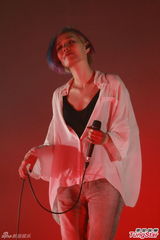 组图：歌手张悬香港开音乐会 炫彩短发超High