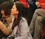 组图：2014两会美女记者众生态 美貌智慧并存