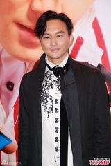 组图：张智霖预演个唱秀腹肌化身欢乐先生送礼