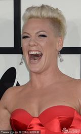 组图：Pink改走女人性感路线 甜笑牵手老公