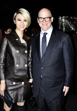 组图：尚雯婕献唱国际名牌 头排看秀总裁接待