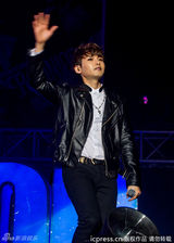 组图：SJ-M上海热力开唱 始源帅气有型赫海有爱