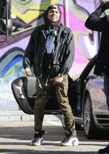 组图：蕾哈娜与男友兜风 卫衣翘臀似甜美小野猫