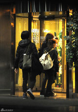 组图：阿Sa(蔡卓妍)录制跳水节目健身消减疲劳