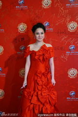 组图：阿娇红裙亮相 蝴蝶结装饰优雅迷人