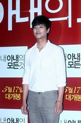 高清组图：裴勇俊尹恩惠等助阵韩片《妻子》VIP试映