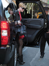 高清组图：埃文-雷切尔-伍德街拍 皮衣配红裙