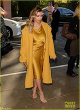 组图：卡戴珊土豪金裙巨乳难挡凸点见客