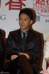 组图：赵薇戴墨镜携《致青春》素服低调宣传