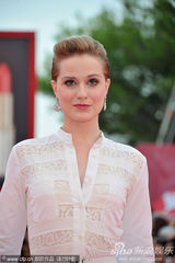 组图：埃文-雷切尔-伍德身穿个性白裙红毯抢镜