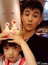 组图：最帅潮爸萌娃走红 潮萌不输林志颖父子